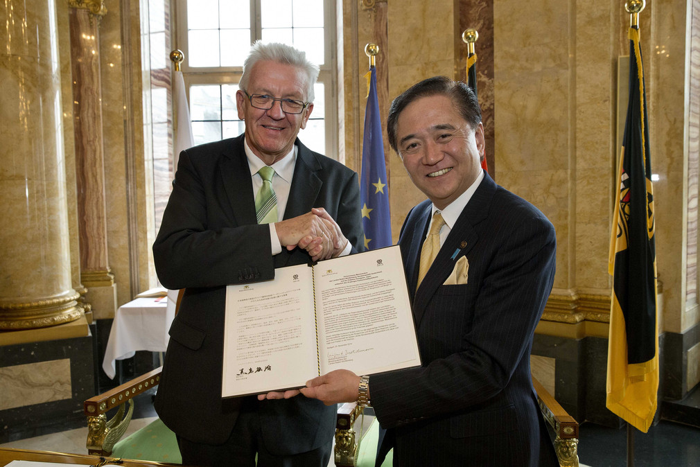 Gouverneur Yūji Kuroiwa (r.) und Ministerpräsident Winfried Kretschmann (l.) mit dem gemeinsamen Memorandum