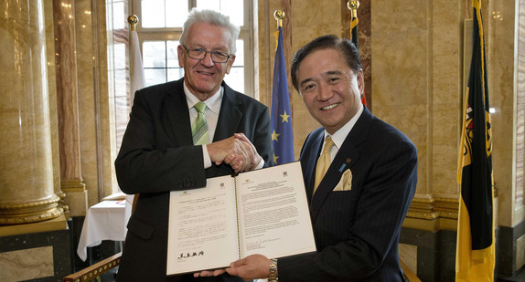 Gouverneur Yūji Kuroiwa (r.) und Ministerpräsident Winfried Kretschmann (l.) mit dem gemeinsamen Memorandum