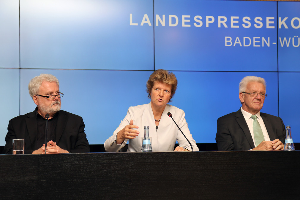 v.l.n.r.: Staatsminister Klaus-Peter Murawski, Gisela Meister-Scheufelen und Ministerpräsident Winfried Kretschmann bei der Regierungspressekonferenz