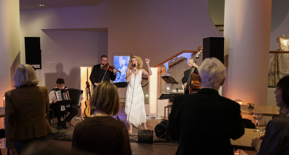 Haute Couture aus dem Tiergartenviertel: Die vergessene Modegeschichte Berlins am 10. Dezember 2025 in der Landesvertretung Baden-Württemberg