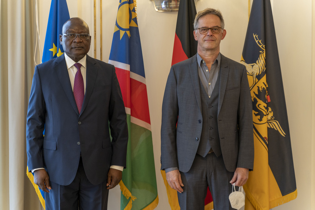 Staatssekretär Rudi Hoogvliet (r.) und der Botschafter der Republik Namibia, Martin Andjaba (l.)