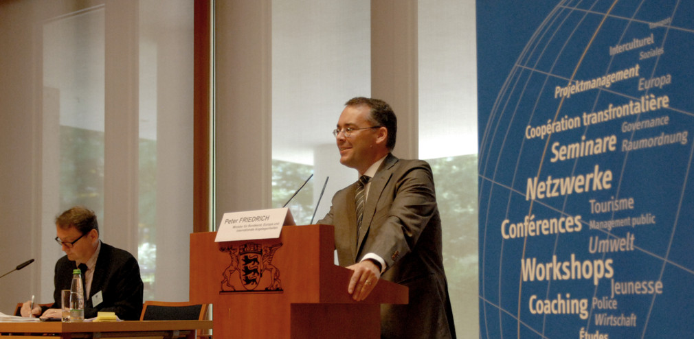Minister Peter Friedrich, Professor Joachim Beck vom Euro-Institut (R)