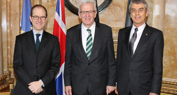 Ministerpräsident Winfried Kretschmann (M.) mit dem britischen Botschafter Sir Sebastian Wood (l.) und dem britischen Honorarkonsul Dr. Fritz Oesterle (r.)