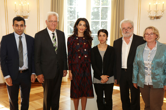 (v.l.n.r.) Vorsitzender der Hilfsorganisation Yazda, Murad Ismael; Ministerpräsident Winfried Kretschmann, Amal Clooney, Nadia Murad, Staatsminister Klaus Peter Murawski, Wissenschaftsministerin Theresia Bauer.