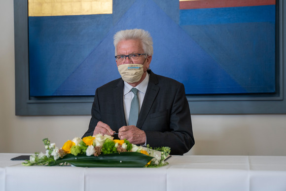 Ministerpräsident Winfried Kretschmann beim Eintrag in das Gästebuch (Bild: Staatsministerium Baden-Württemberg)