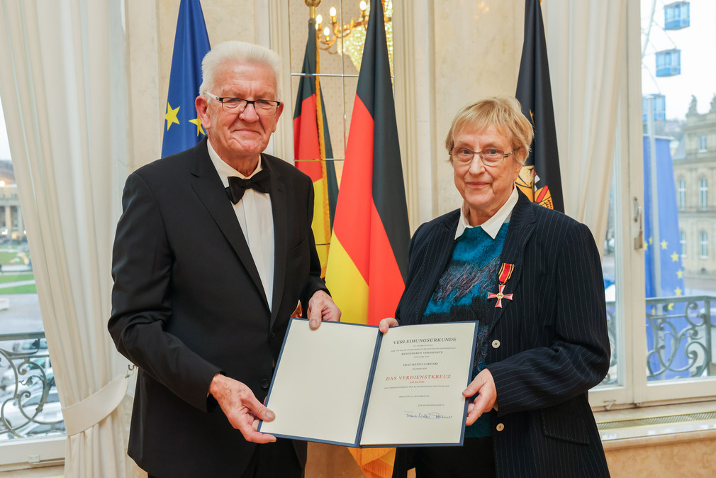 Ministerpräsident Winfried Kretschmann (links) und Hanna Zakhari (rechts)