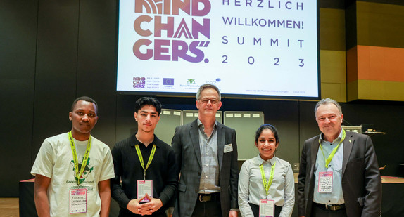 Gruppenaufnahme auf der Mindchanger Summit 2023: V.l.n.r. Emmanuel Niyoyabikoze (Founder of Greening Burundi), Farhad Alsilo (Abiturient, Jeside, der 2015 im Sonderkontingent nach BW kam), Staatssekretär Rudi Hoogvliet, Navika Deol (Studentin MA Applied Human Rights) und Josha Frey, MdL