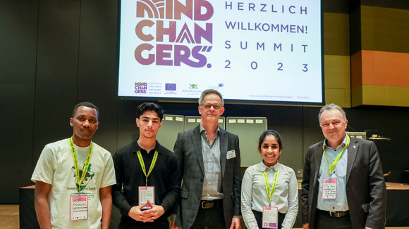 Gruppenaufnahme auf der Mindchanger Summit 2023: V.l.n.r. Emmanuel Niyoyabikoze (Founder of Greening Burundi), Farhad Alsilo (Abiturient, Jeside, der 2015 im Sonderkontingent nach BW kam), Staatssekretär Rudi Hoogvliet, Navika Deol (Studentin MA Applied Human Rights) und Josha Frey, MdL