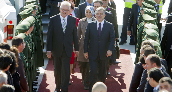 Ministerpräsident Winfried Kretschmann (l.) und der türkische Staatspräsident Abdullah Gül (r.) am Stuttgarter Flughafen