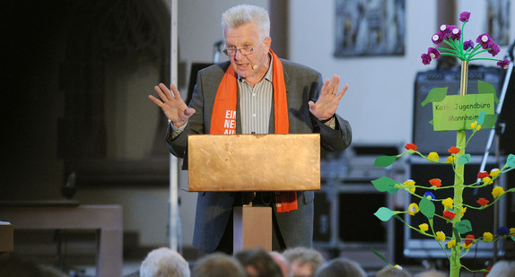 Winfried Kretschmann spricht am der Jugendkirche Samuel in Mannheim beim 98. Katholikentag bei einem biblischen Impuls (Bild: dpa)