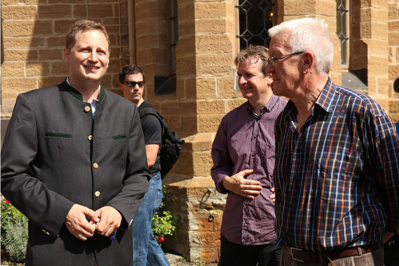 Burg Hohenzollern: Prinz Georg Friedrich von Preußen (l.), Ministerpräsident Winfried Kretschmann (r.) und der Landrat des Zollernalbkreises, Günther-Martin Pauli (2.v.r.)