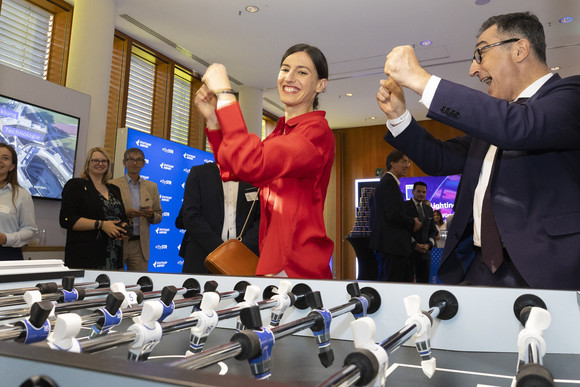 Flavia Zaka (links) mit MP Cem Özdemir