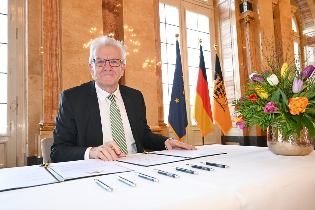 Ministerpräsident Winfried Kretschmann bei der Unterzeichnung des Solidarpakts Sport IV