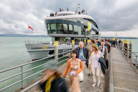 Forschung Nobelpreisträger-Schifffahrt 2023 Ankunft der „MS Sonnenkönigin“ vor der Insel Mainau, die Gäste verlassen das Schiff.