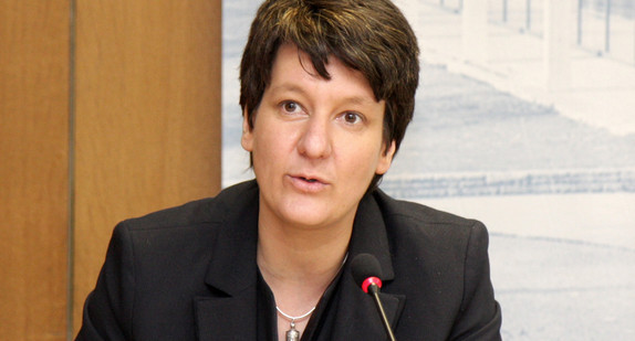 Verkehrsstaatssekretärin Gisela Splett bei der Regierungspressekonferenz am Dienstag (6. März 2012) im Landtag in Stuttgart