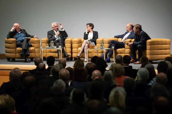 v.l.n.r.: Moderator Ralf Fücks, Ministerpräsident Winfried Kretschmann, Prof. Dr. Jeanette Hofmann, Bernd Ulrich und Dr. Robert Habeck bei der Podiumsdiskussion