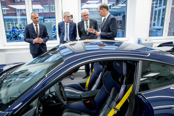 Der österreichische Bundespräsident Dr. Alexander Van der Bellen (2.v.l.), Ministerpräsident Winfried Kretschmann (2.v.r) und Vorstandsvorsitzender der Porsche AG Oliver Blume (r.) (Bild: Staatsministerium Baden-Württemberg)