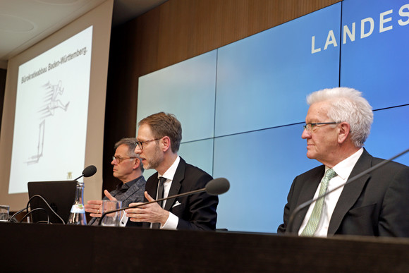 v.l.n.r.: Regierungssprecher Rudi Hoogvliet, Staatssekretär Dr. Florian Stegmann und Ministerpräsident Winfried Kretschmann (Bild: Staatsministerium Baden-Württemberg)