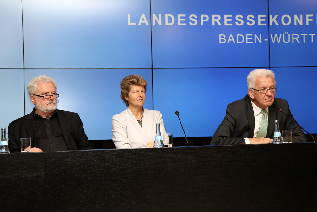 v.l.n.r.: Staatsminister Klaus-Peter Murawski, Gisela Meister-Scheufelen und Ministerpräsident Winfried Kretschmann bei der Regierungspressekonferenz
