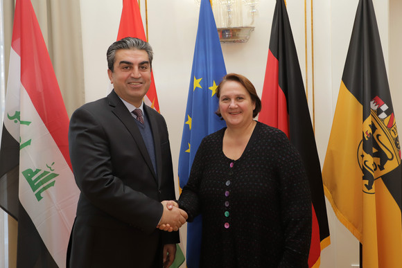 Staatsministerin Theresa Schopper (r.) und der Gouverneur der Region Dohuk, Farhad Amin Atrushi (l.) (Bild: Staatsministerium Baden-Württemberg)