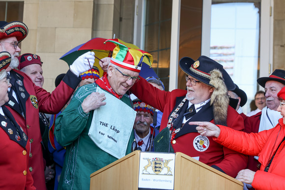 Ministerpräsident Winfried Kretschmann (M.) mit Narren