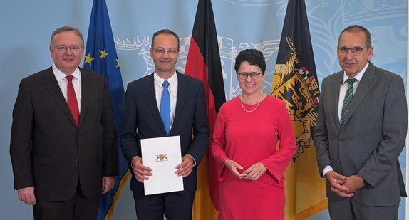 von links nach rechts: Amtschef Elmar Steinbacher, Vizepräsident des Oberlandesgerichts Karlsruhe Hermann Spital, Justizministerin Marion Gentges, Präsident des Oberlandesgerichts Karlsruhe Jörg Müller