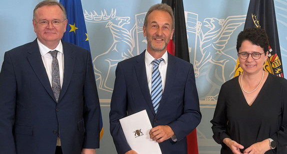 Ministerin der Justiz und für Migration Marion Gentges (rechts) überreichte zusammen mit Amtschef Elmar Steinbacher (links) dem Leitenden Oberstaatsanwalt der Ulmer Staatsanwaltschaft, Christof Lehr (Mitte), seine Ruhestandsurkunde. 