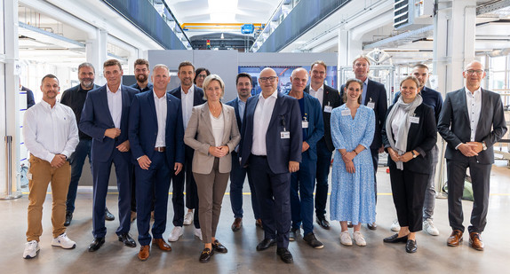 Gruppenbild mit Wirtschaftsministerin Dr. Nicole Hoffmeister-Kraut beim Besuch der Firma Wafios