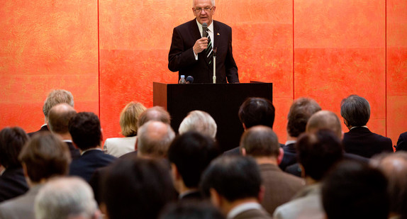 Ministerpräsident Winfried Kretschmann (l.) spricht zur Energiewende und Bürgergesellschaft an der Kyoto-Universität (Japan).