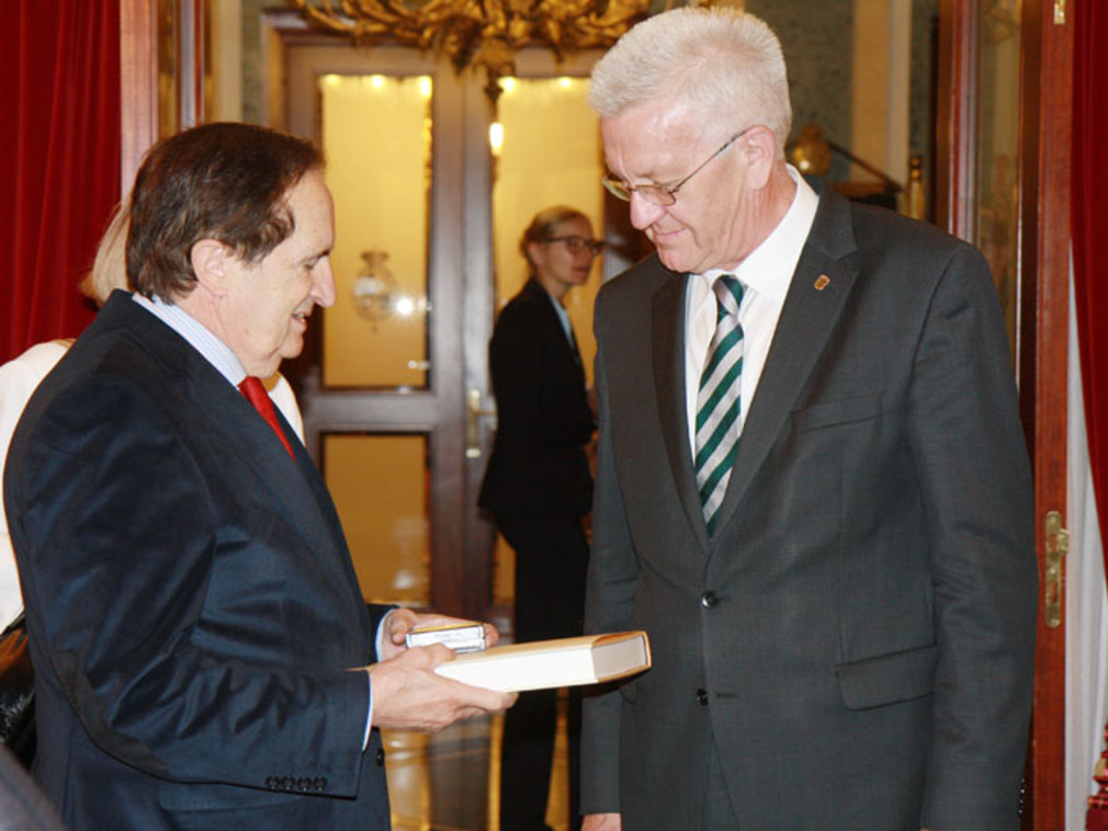 Ministerpräsident Winfried Kretschmann (r.) mit dem stellvertretenden spanischen Senatspräsidenten Juan José Lucas (l.).