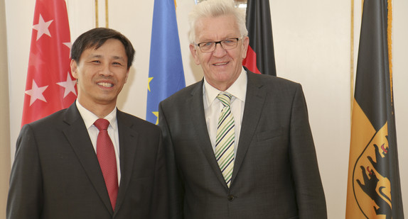 Ministerpräsident Winfried Kretschmann (r.) mit dem Botschafter der Republik Singapur Laurence Bay (l.).