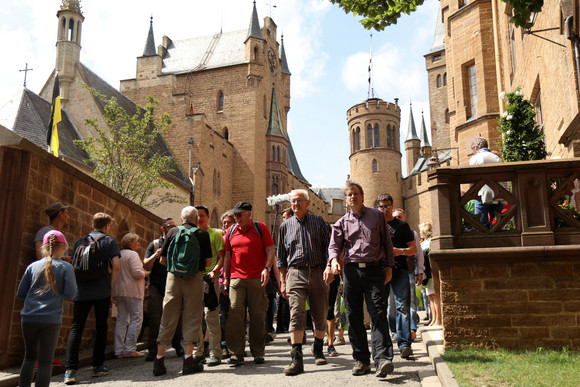 Burg Hohenzollern: Ministerpräsident Winfried Kretschmann (M.), rechts daneben Landrat Günther-Martin Pauli