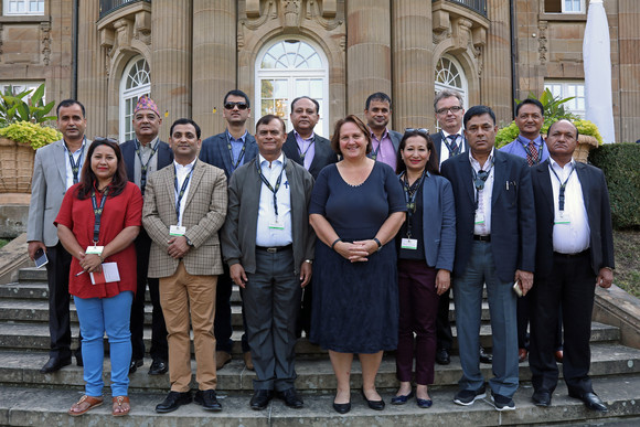 Gespräch Besuch einer Delegation aus Nepal Gruppenbild mit Staatssekretärin Theresa Schopper (vorne, Mitte) und dem nepalesischen Staatssekretär Dinesh Thapaliya (vorne, 3.v.l.) (Bild: Staatsministerium Baden-Württemberg)