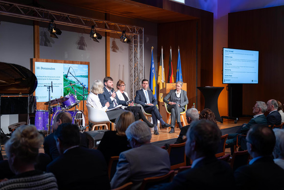 Podiumsdiskussion zum Thema „Die Zukunft des Donauraums und die Bedeutung der EU-Makrostrategien“