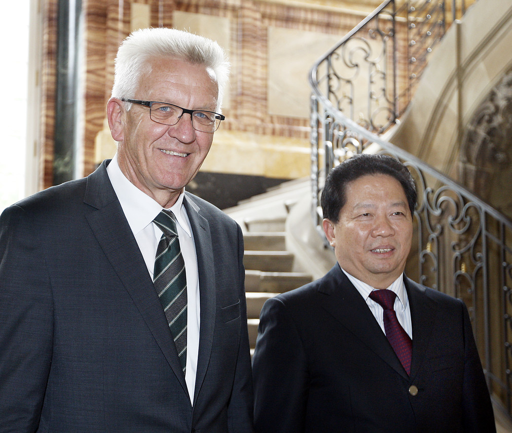 Ministerpräsident Winfried Kretschmann (l.) und Gouverneur Qiufa Chen (r.)