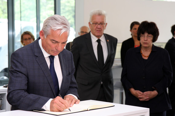 Innenminister Thoma Strobl (l.) trägt sich in das Kondolenzbuch ein. 