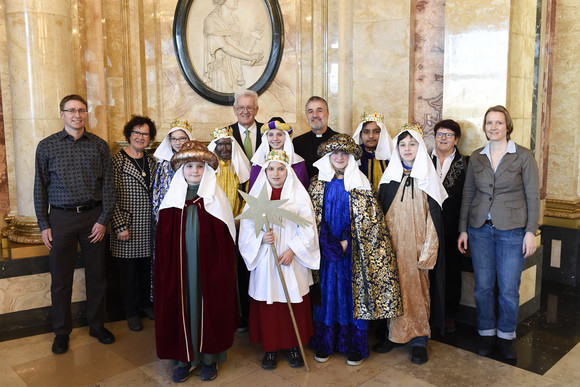 Ministerpräsident Winfried Kretschmann und seine Frau Gerlinde mit Sternsingern von St. Sebastian, Ottenbach