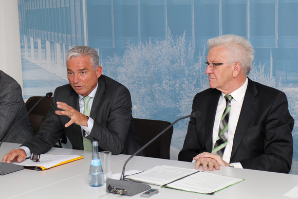 Ministerpräsident Winfried Kretschmann (r.) und der stellvertretende Ministerpräsident und Innenminister, Thomas Strobl (l.)