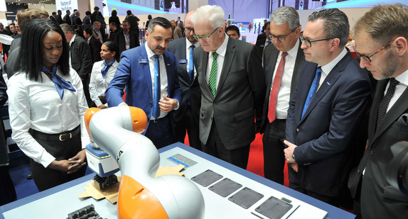 Ministerpräsident Winfried Kretschmann (M.) besucht den Stand der SCHUNK GmbH & Co. KG aus Lauffen (Bild: Staatsministerium Baden-Württemberg)