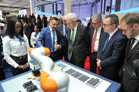 Ministerpräsident Winfried Kretschmann (M.) besucht den Stand der SCHUNK GmbH & Co. KG aus Lauffen (Bild: Staatsministerium Baden-Württemberg)