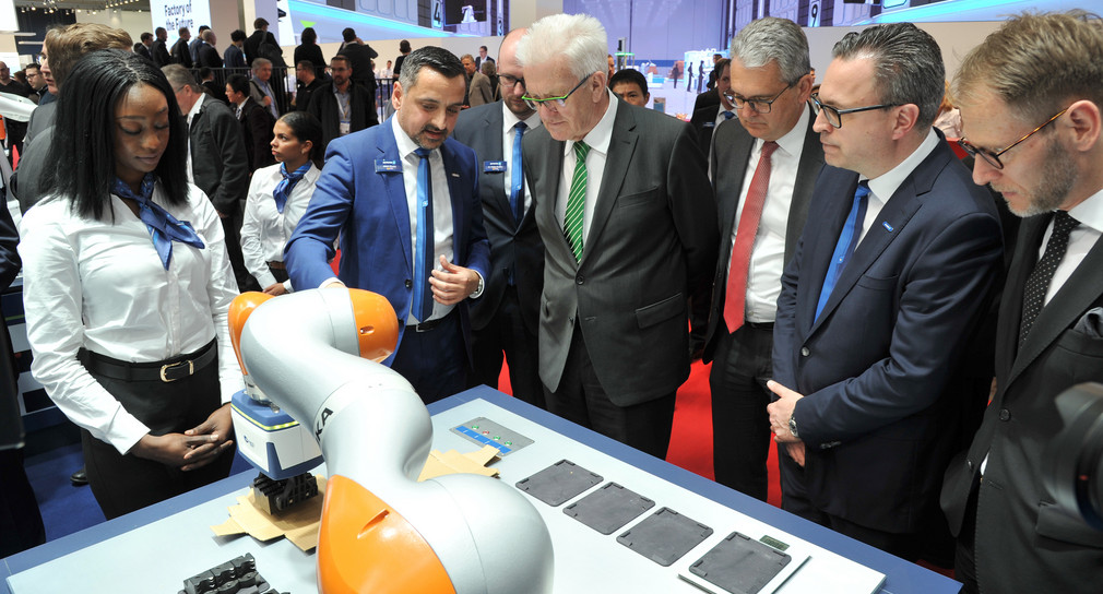 Ministerpräsident Winfried Kretschmann (M.) besucht den Stand der SCHUNK GmbH & Co. KG aus Lauffen (Bild: Staatsministerium Baden-Württemberg)