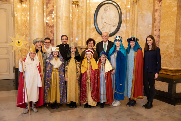 Ministerpräsident Winfried Kretschmann und seine Frau Gerlinde (M.) mit den Sternsingern der Kirchengemeinde St. Ulrich (Baustetten) (Bild: Staatsministerium Baden-Württemberg)