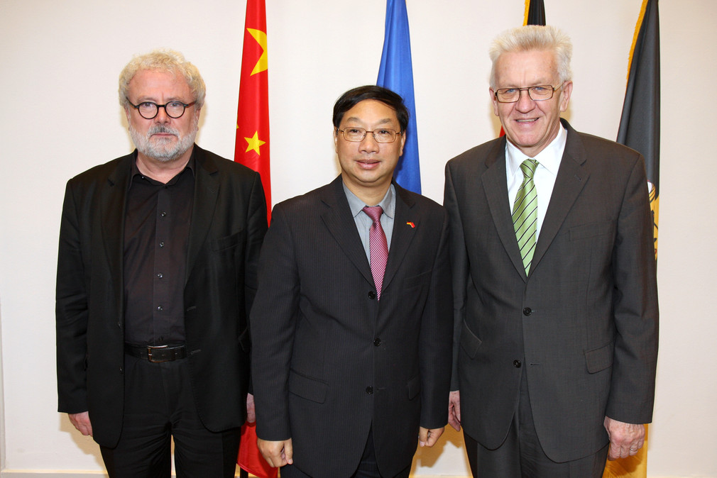 v.l.n.r.: Staatssekretär Klaus-Peter Murawski, Ministerpräsident Winfried Kretschmann und der Botschafter der Volksrepublik China, Mingde Shi