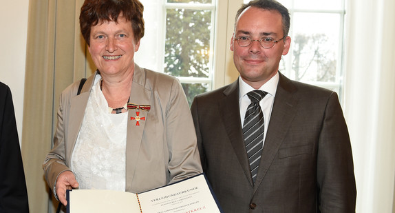 Minister Peter Friedrich (r.) und Gertrud Schweizer-Ehrler (l.)