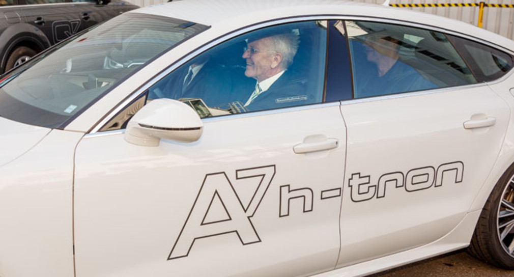 Ministerpäsident Winfried Kretschmann in einem Brennstoffzellen-Versuchsfahrzeug bei Audi in Neckarsulm (Bild: © Audi AG).