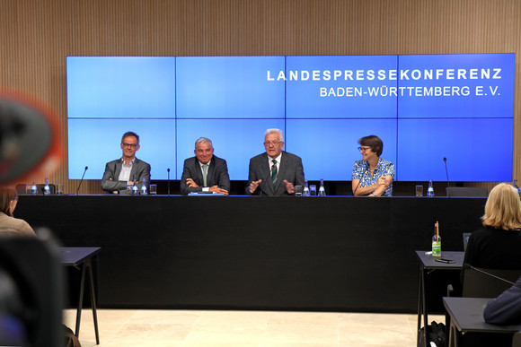 v.l.n.r.: Regierungssprecher Rudi Hoogvliet, Innenminister Thomas Strobl, Ministerpräsident Winfried Kretschmann und die Vorsitzende der Landespressekonferenz Baden-Württemberg, Barbara Schlegel