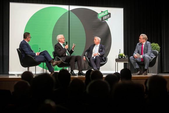 v.l.n.r.: Ulrich Becker (Südwestpresse), Ministerpräsident Winfried Kretschmann, Innenminister Thomas Strobl und Dr. Hendrik Groth (Schwäbische Zeitung) (Bild: Staatsministerium Baden-Württemberg)