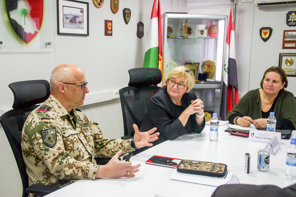 Wissenschaftsministerin Theresia Bauer (M.) und Staatsministerin Theresa Schopper (r.) informieren sich im Bundeswehrcamp Stephan in Erbil über die regionale Sicherheitssituation.