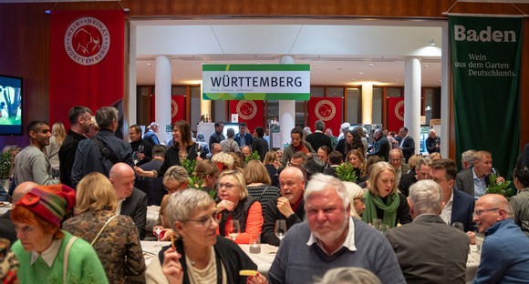 Hocketse im Großen Saal der Landesvertretung, Blick Richtung Saal Württemberg