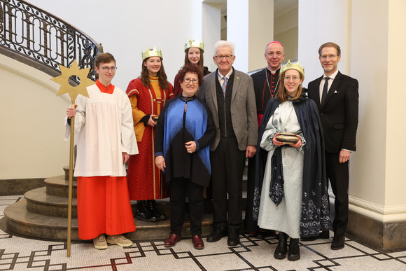 Ministerpräsident Winfried Kretschmann und seine Ehefrau Gerlinde, Staatsminister Dr. Florian Stegmann und Weihbischof Dr. Peter Birkhofer mit der Sternsingergruppe der Seelsorgeeinheit Konzenberg